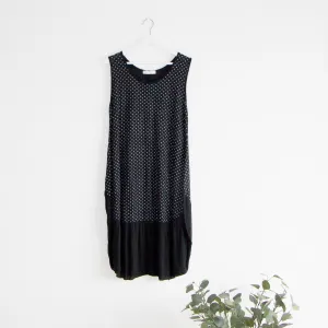Sleeveless spotted dress with flattering balloon shape